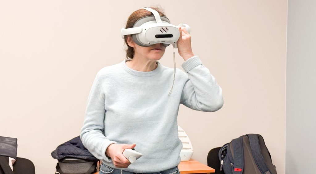 Projektimeeskond testib VR-prillidega Narva-Jõesuu virtuaaltuuri esimest arendusjärgus stseeni.