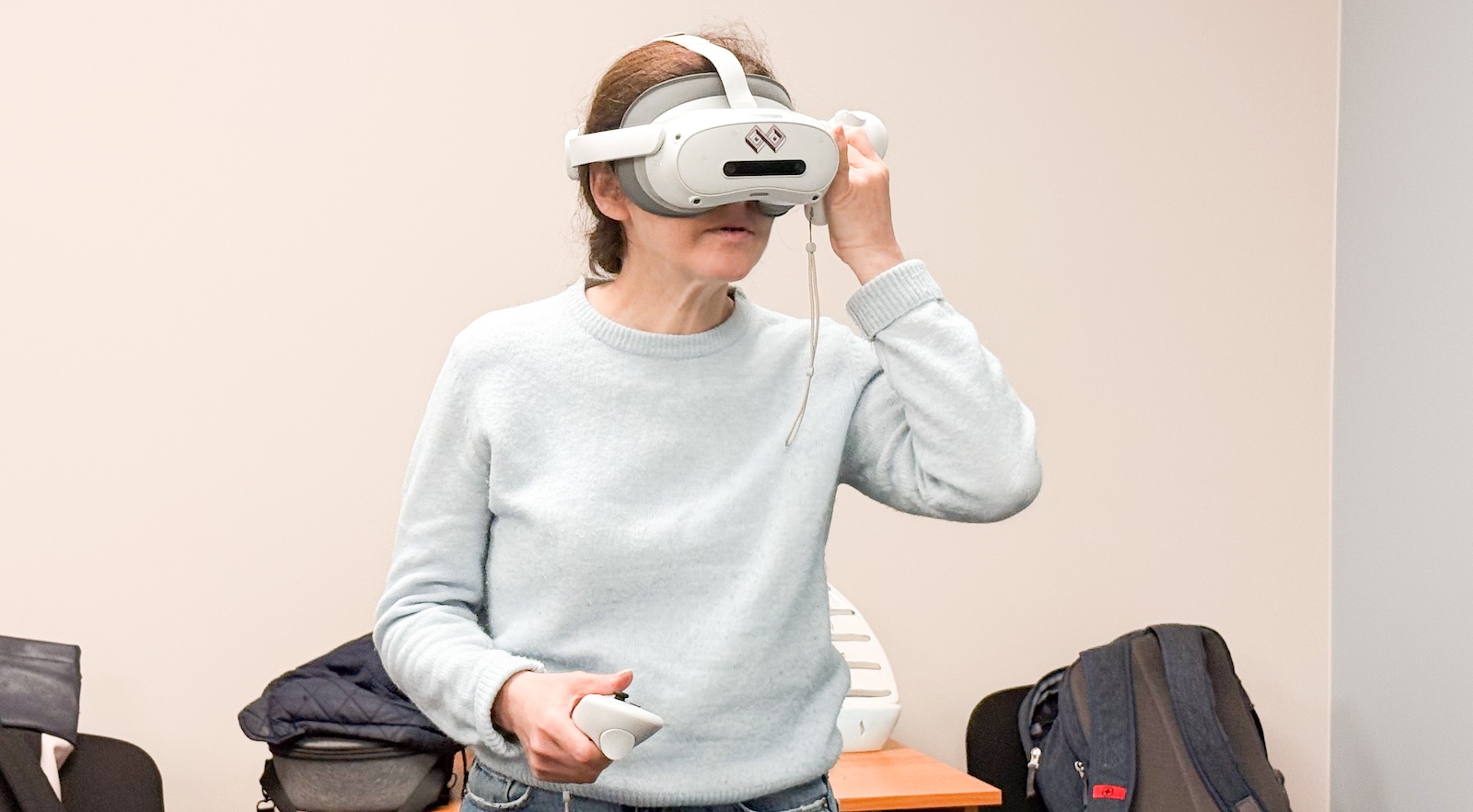 Projektimeeskond testib VR-prillidega Narva-Jõesuu virtuaaltuuri esimest arendusjärgus stseeni.